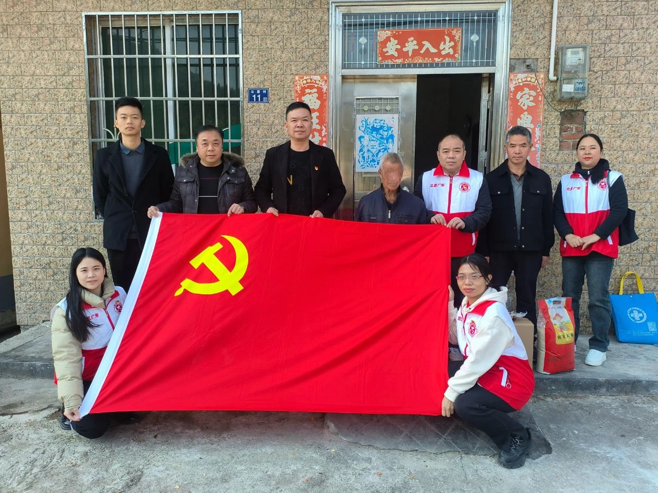 喜迎新春送温暖，关怀慰问显真情